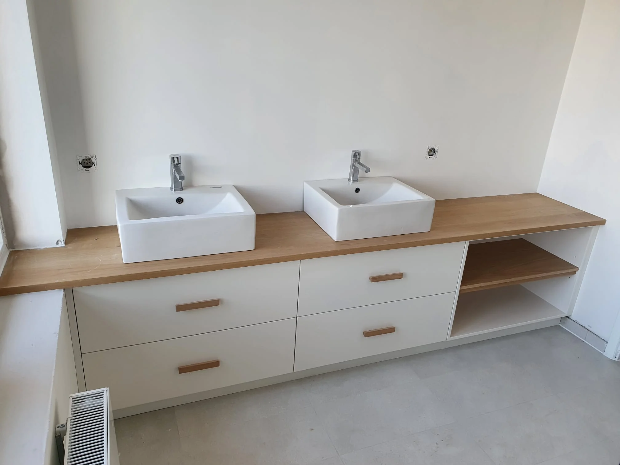 Salle de bain en bois blanc